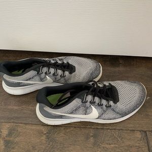 Women’s Nike tennis shoes 11